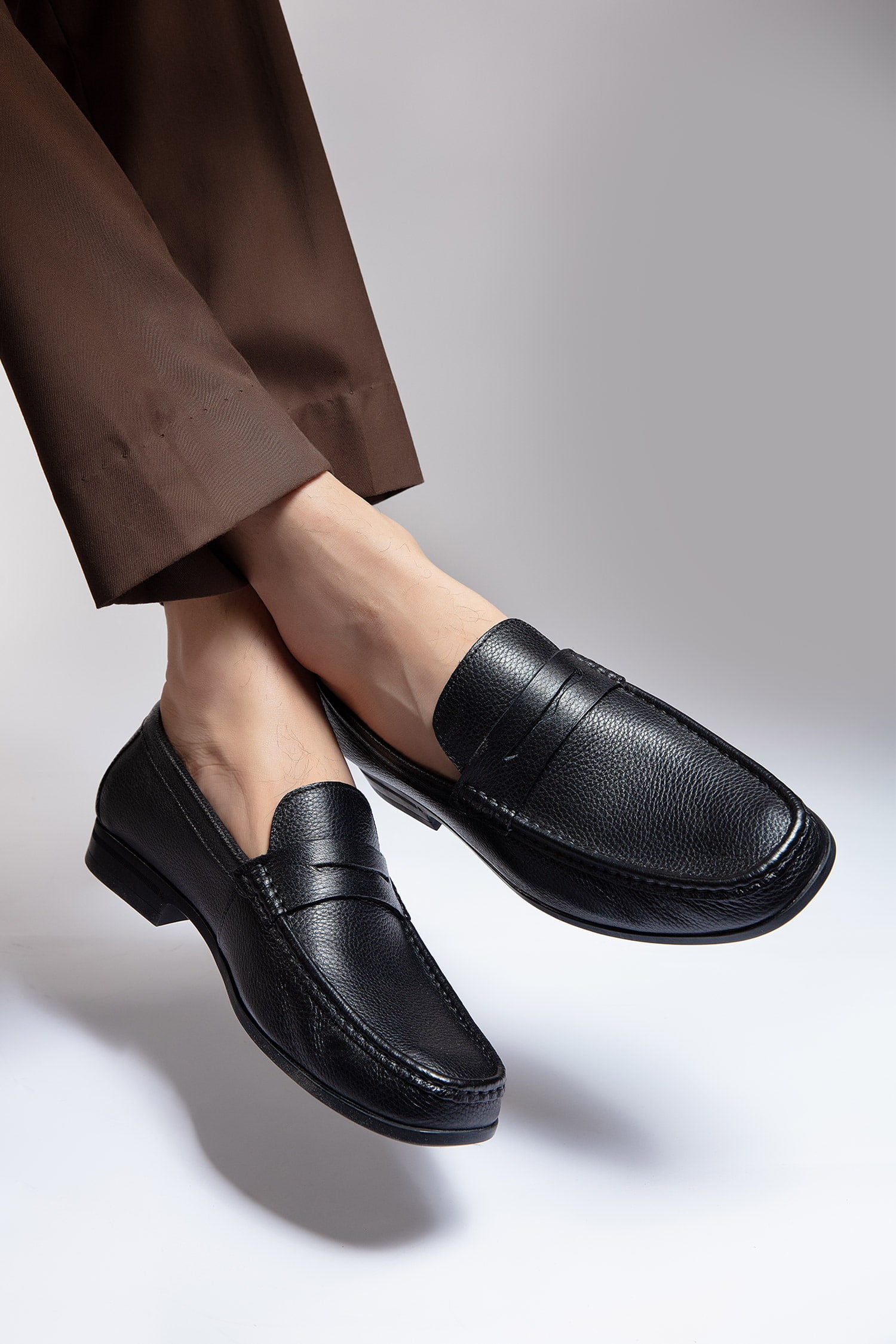 Mens leather moc shoes in black colour with rubber sole by JULKE
