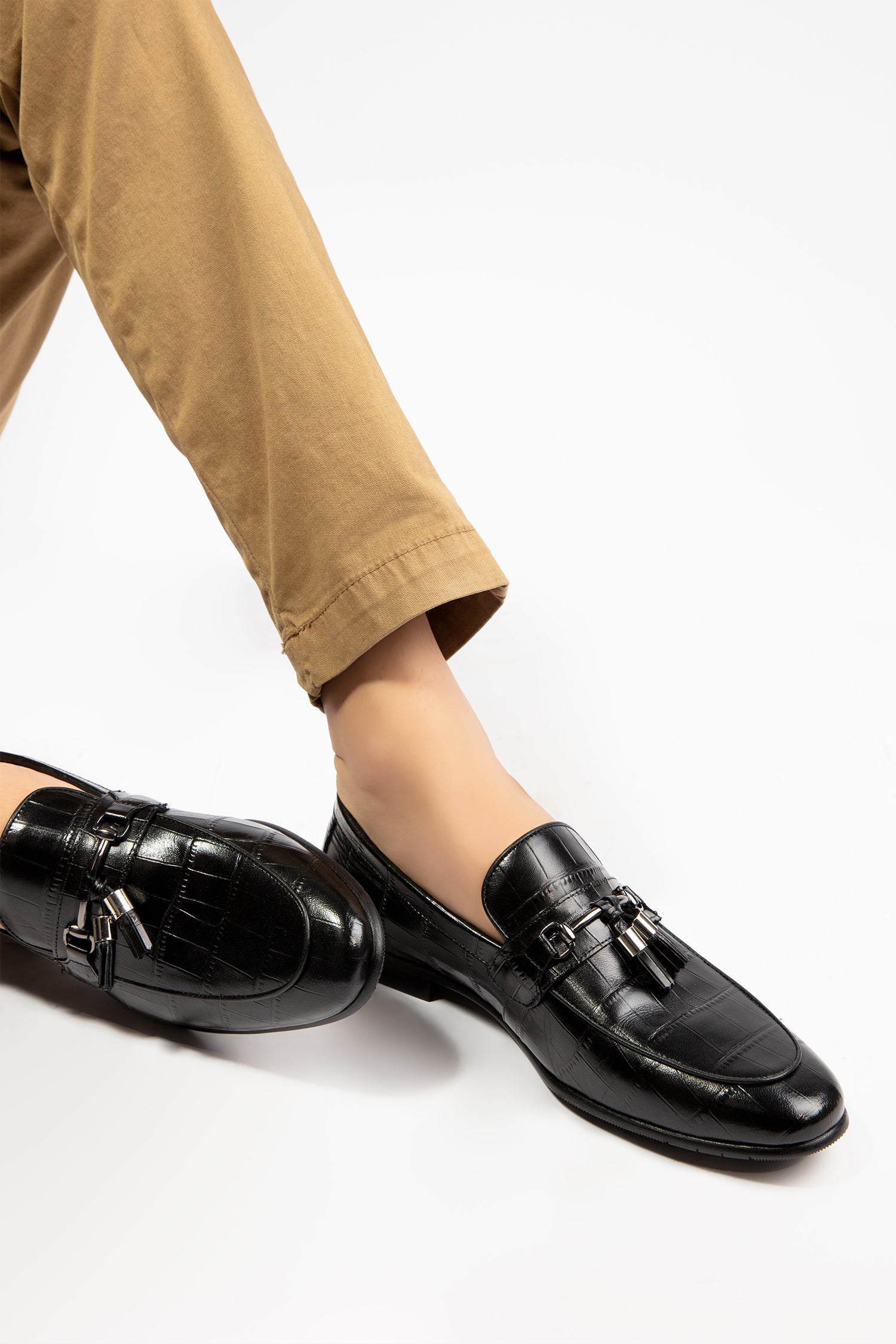 Mens original leather shoes in black colour with tassels by JULKE