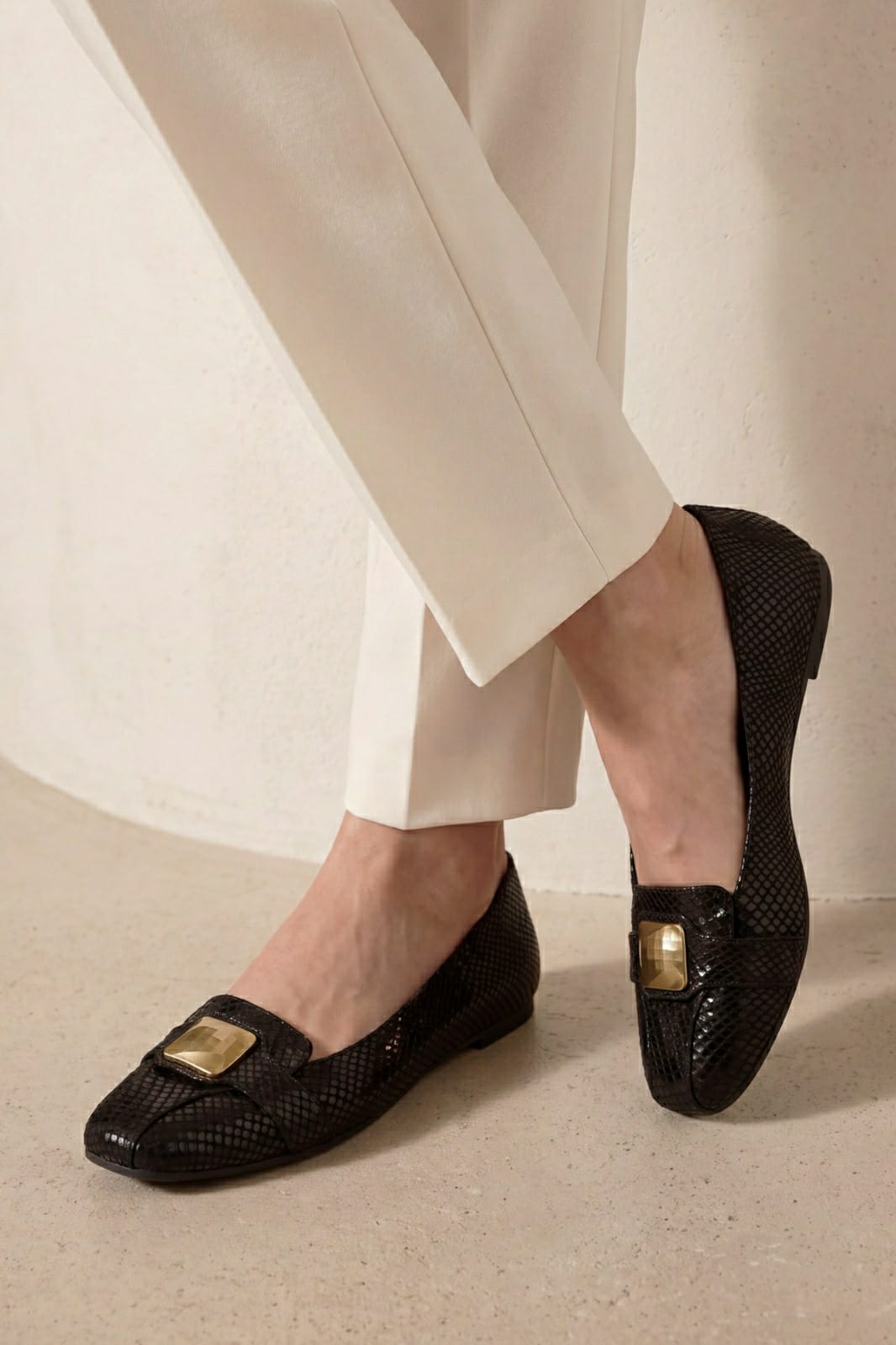 JULKÉ Lucan women moccasin in black croc texture with gold plaque - front on-foot view