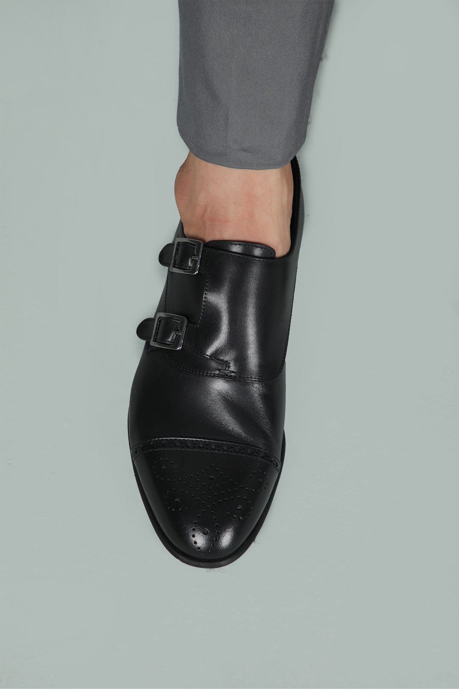 Mens original leather shoes in black colour with double monk strap and toe cap by JULKE.