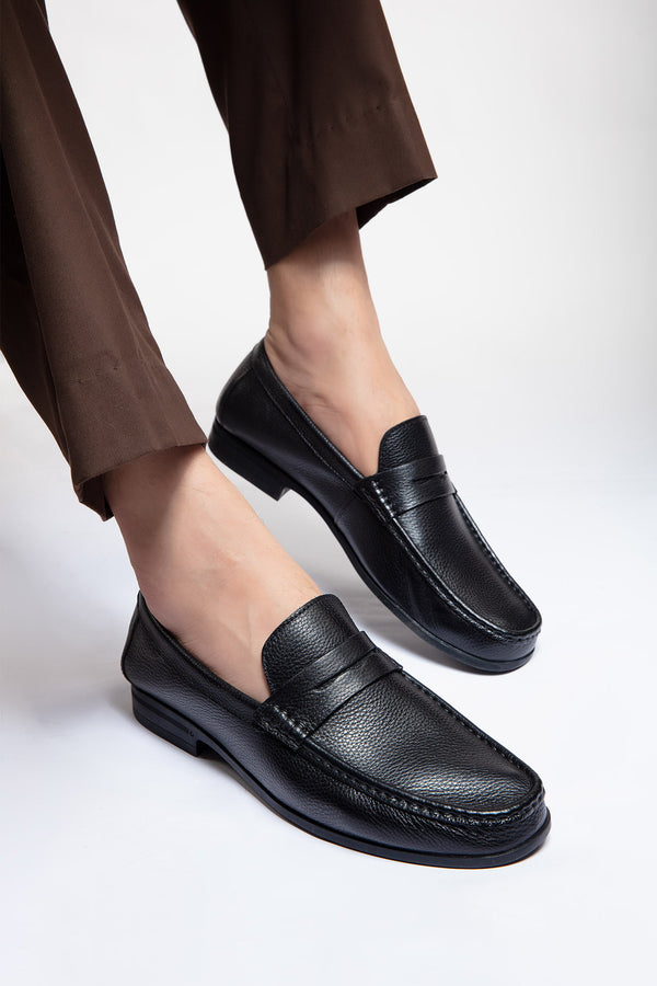 Mens leather moc shoes in black colour with rubber sole by JULKE