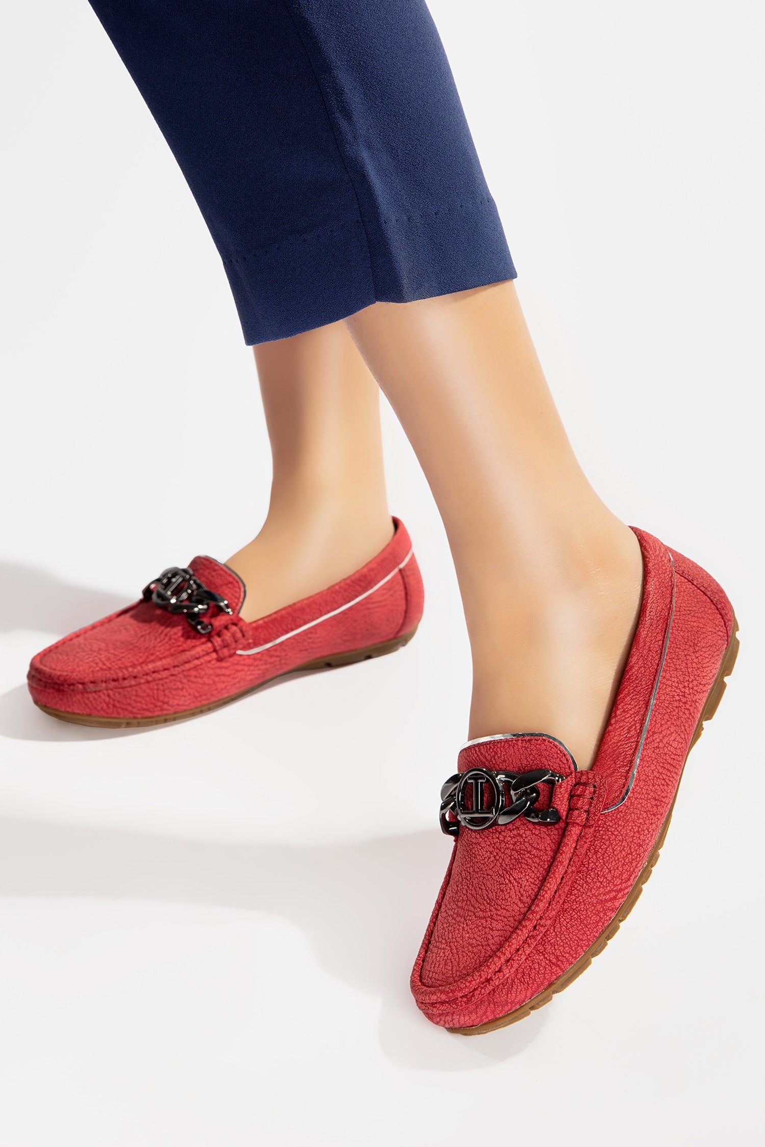 Women leather moccasins in dark pink colour with texture, metal chain and logo by  JULKE