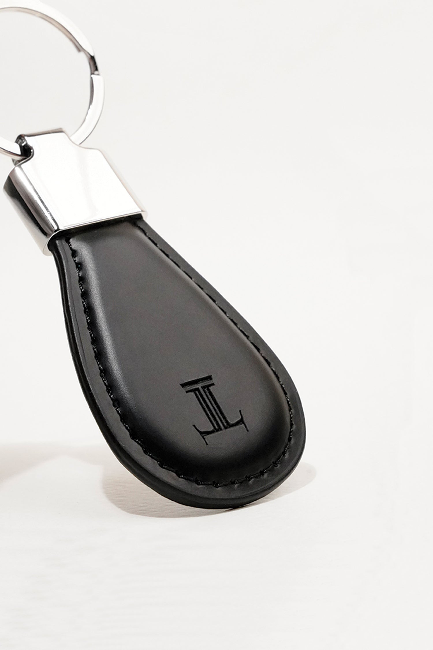 Leather key chain in black colour in round shape and metal ring by JULKE