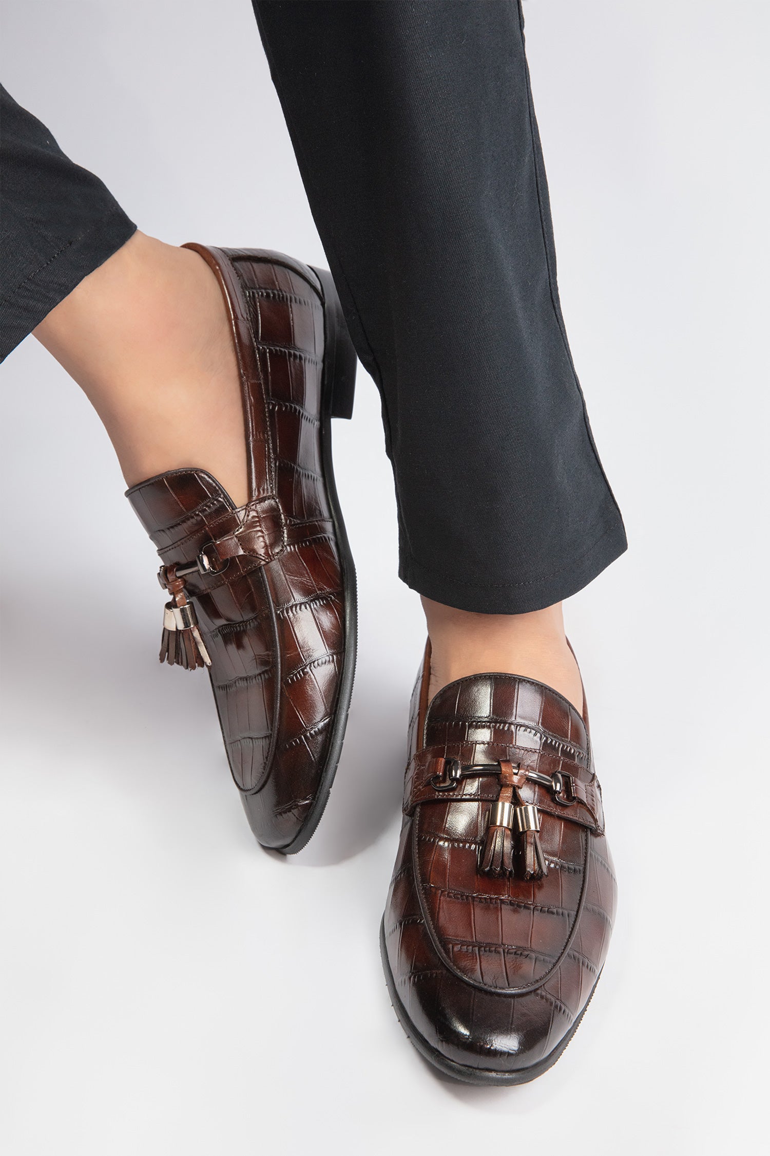 Mens original leather shoes in antique brown colour with tassels by JULKE